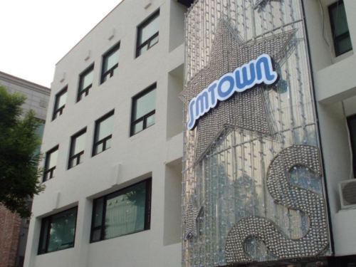 Sm building. Woollim Entertainment здание.