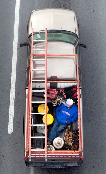 bearpope:  Alejandro Cartagena captured Mexican workers on their way to job sites in Car Poolers. This is such an amazing and simple photo series.  