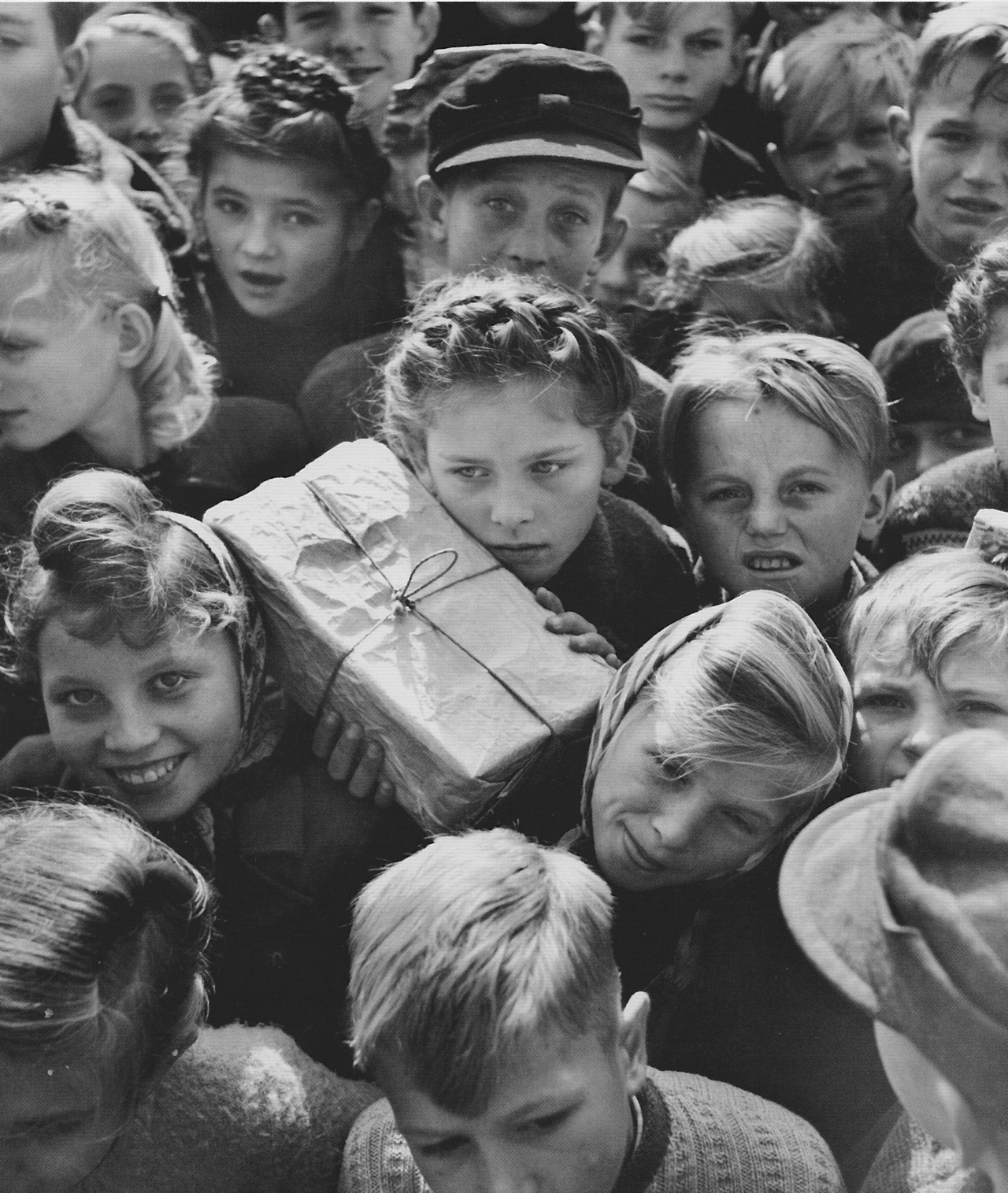 Hank Walker, Children with gifts from the Berlin Airlift, 1948.