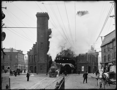 legrandcirque:Locomotive emerging from a station on the Eastern line, Salem, Massachusetts, ca. 1910