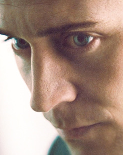 burdenedwithglorioushair:  4 Screencaps of Loki Per Scene 