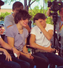 harrystylesneverletmedown:  Harry Styles hair blowing in the wind during interview…so cute 