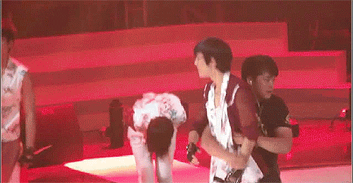h-r158:   Dongwoo getting picked up to get adult photos