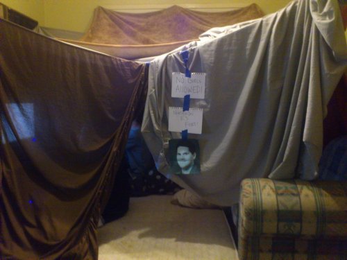 proudleyinsane:  This dude from 4chan has the sickest fort ever Wish I could join in and watch it live tonight ;_; 