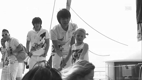 lovethishatesong:   GD saw the little girl cry because it was too cold on the yacht