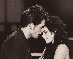 wannabebritish-blog-blog:  Rob and Kristen winning Best Kiss at the MTV Movie Awards