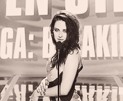 wannabebritish-blog-blog:  Rob and Kristen winning Best Kiss at the MTV Movie Awards