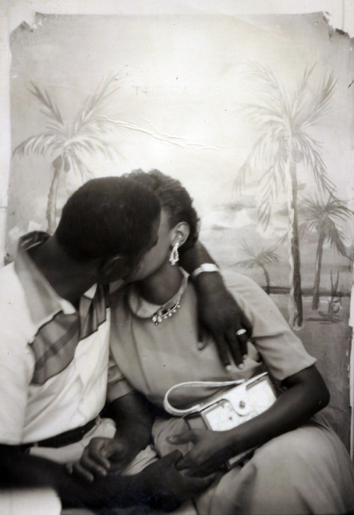 vintagegal: Kissing couple, 1950s