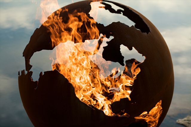 reallifebfg:  atavus:  Planet Earth on Fire Pit  Some men just want to watch the