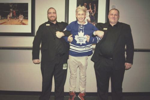 paulwayswatching:  if you ever feel sad just remember: this picture exists. 