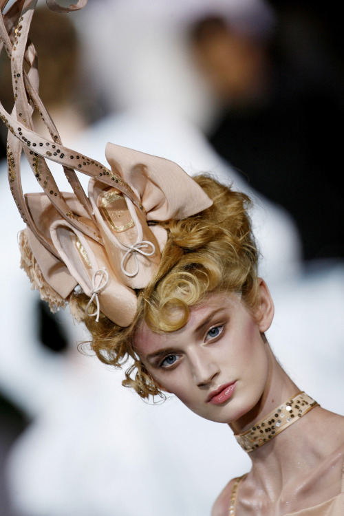  Melody Woodin displaying a Stephen Jones hat at the Christian Dior Haute Couture A/H 2007 Défilé. 