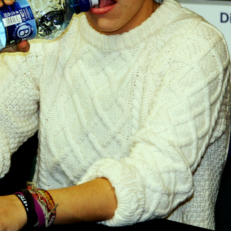 harrysighles:  harry styles + jumpers 
