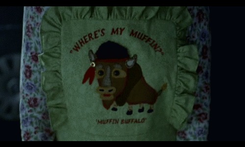fuckyeahbryanfuller:  daniellekittens:  Oh I see what you did there, Bryan Fuller!  Here some more crossovers: http://fuckyeahbryanfuller.tumblr.com/post/15521800595/the-bryan-fuller-crossovers  I had such a nerdgasm when the Pushing Daisies episode