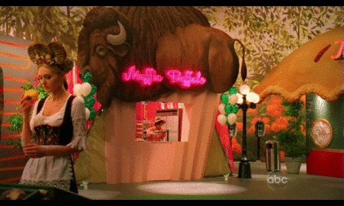 fuckyeahbryanfuller:  daniellekittens:  Oh I see what you did there, Bryan Fuller!  Here some more crossovers: http://fuckyeahbryanfuller.tumblr.com/post/15521800595/the-bryan-fuller-crossovers  I had such a nerdgasm when the Pushing Daisies episode