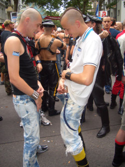 sweet-n-tender-hooligans:  I need to get some buddies like that. And go wherever they are. 