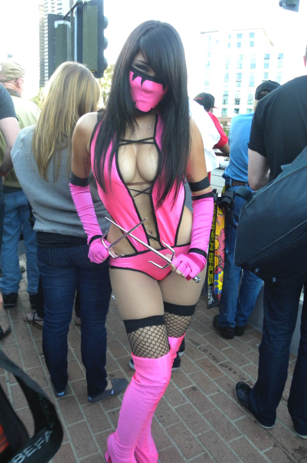 sluggermaxman:  Cosplay: Mileena (Mortal Kombat).