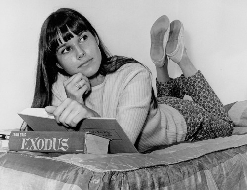 coffee-for-two:  Barbara Hershey, reader 