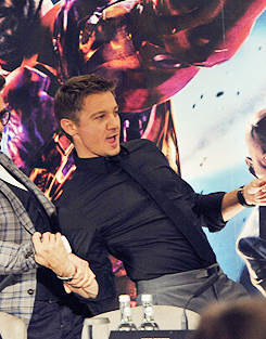 lethaleverdeen:  Favorite People —&gt; Jeremy Renner 