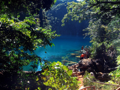 Entrance to Kayangan Lake, Palawan, Philippines (by desmendoza).