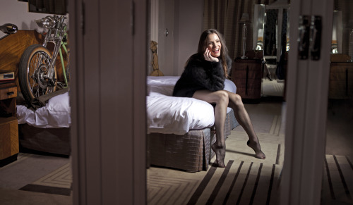 sheer4thedoctor: celebritynylonfeet: Liv Tyler (via TumbleOn) (via TumbleOn)