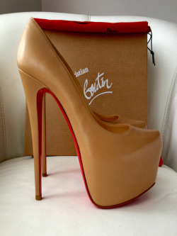 louboutins-and-fashion:  http://louboutins-and-fashion.tumblr.com/