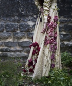 amortentiafashion:  middleearthmodels:  ITHILIEN: Make things grow.  New robes from Yos keep rose cuttings under Stasis Charms until first watering, at which point they grow and bloom into a lovely, unique array of roses and vines, dependent on the care