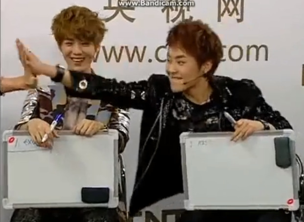 mandersyoo:  thepocketasian:  Kris’ hands are gigantic. Look at his hand compared