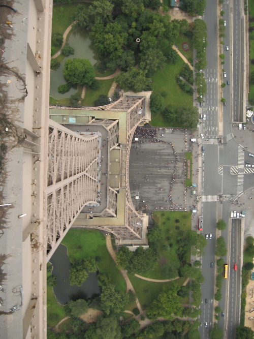 chasing1000suns:
“ i’ve seen so many pics of the eiffel tower but never from this perspective..love it
”