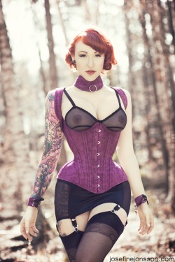 ilovegothgirls:  Forest Fantasy