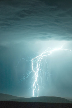 tinkle-bells-hell:  why is lightning so pretty