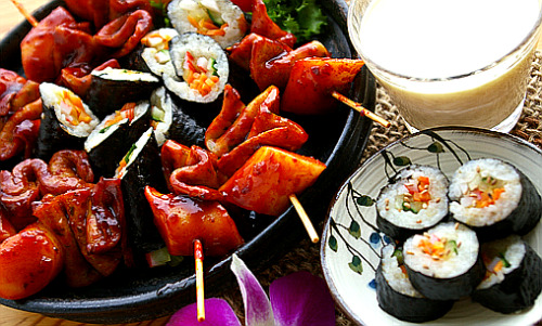 southkoreanfood: Kimbab & Odeng Skewers (Korean Rice rolls with fish cake skewers in spicy sauc