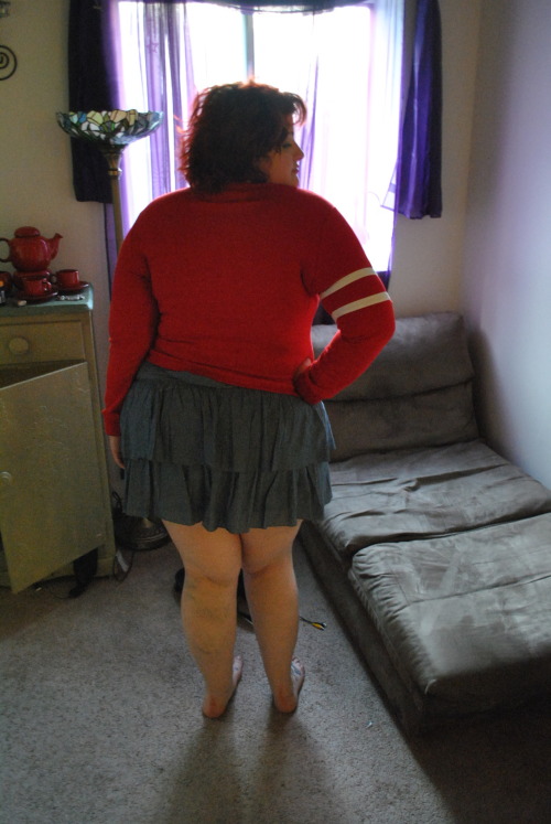 pearlconcubine:  rogueypie:  Wearing my boyfriend’s sweater over top my this cute ruffled Old Navy dress.  Oh God, this is so cute! I love this outfit. 