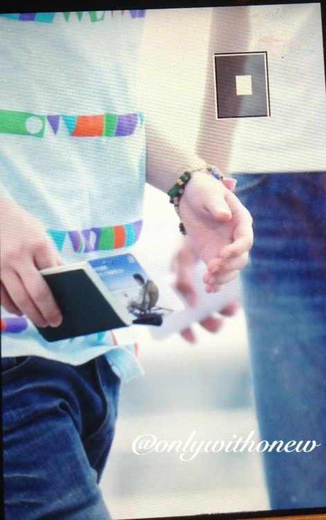 [120608 Onew Airport Pictures]