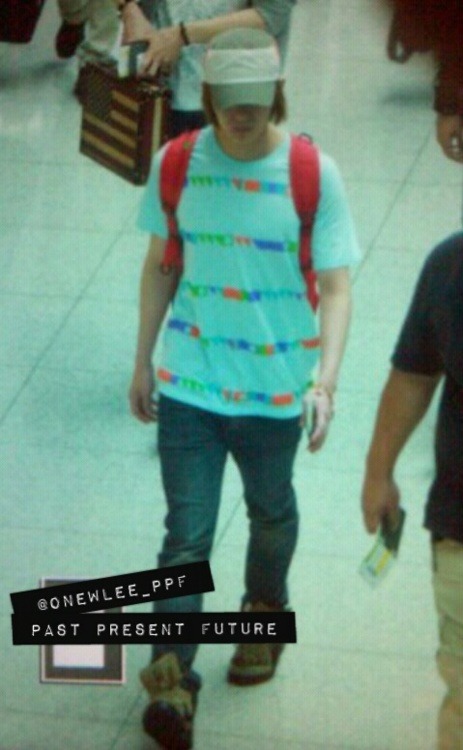 [120608 Onew Airport Pictures]