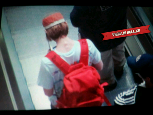 [120608 Onew Airport Pictures]