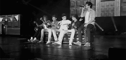 numbinmytoes:  Niall, Louis, Zayn, and Liam pretending to play violins during Harry’s verse in Gotta Be You. Mexico City 6/5/12 → 