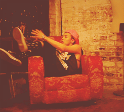 gorgeousweetamazingbaby:  Idk how he juggle sexy n cute at the same time ;&lt;