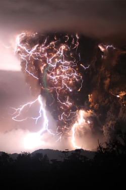 thorgasmed:  geekbro:  daivabug421:   alxias:   otherillusions:   canadasquaree:   lifeisa-hallucination:   calliebear:   samberrilicious:   alaskated:   sexponents:   what a storm   How was this even taken?   Tripod. High ISO Speed that allows a fast