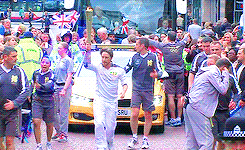 fassbenders:James McAvoy carries Olympic Torch through Glasgow. [x]
