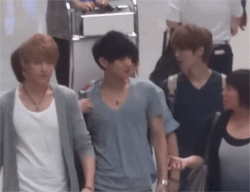  Oh.Chen First he grabs Luhans arms and locks in in his arms then rejects Luhan seconds later. Poor Luhan (c) 