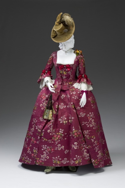 laughing-all-the-way: omg and THE HAT! fripperiesandfobs: Robe a la francaise, 1770-80 From the Mint