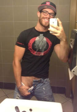 campusbeefcake:  hat and glasses stay on 