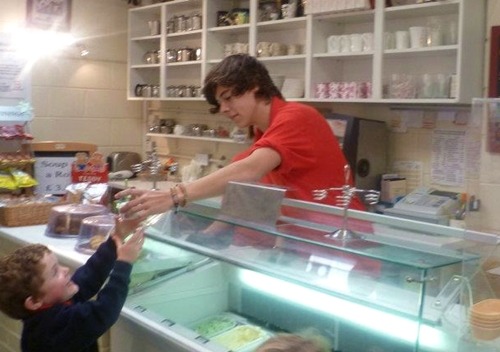 onedinection:  Harry serving ice cream 