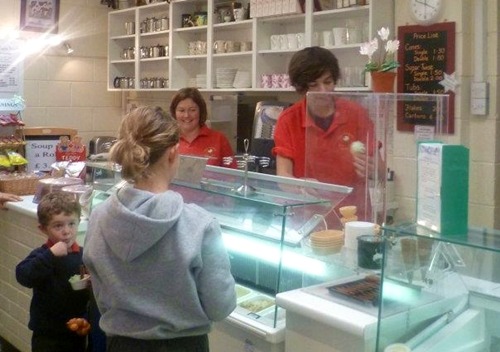 onedinection:  Harry serving ice cream 