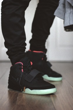 ham-the-kid:  AIR YEEZY 2’s!!! someone got stabbed over these.. 