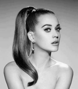 famososfrases:  “É incrível, as pessoas dizem que sentem falta, mas não dão um passo pra te encontrar.” Katy Perry 