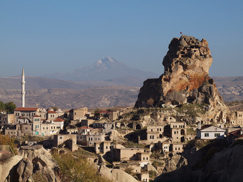 The town of Ortahisar in Cappadocia, Turkey (by zz77).