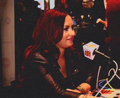  […] Demi diz que tem problemas com microfones.