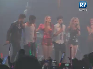 rebeldeislife:  LUAR DE MÃOS DADAS !!!!! O.O S.O.S! 