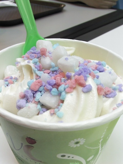ponylegs:my angel food cake frozen yogurt with cotton candy pieces and mochi!mmmm i remember eating 